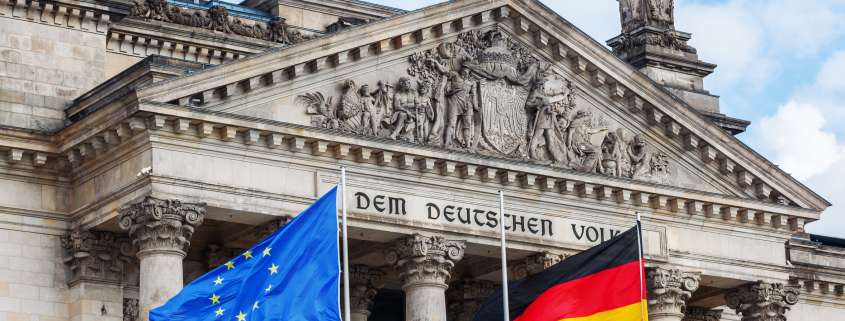 Reichstag mit deutscher und europäischer Flagge