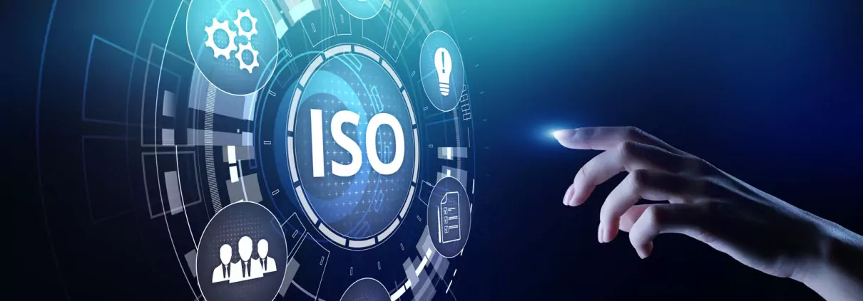 Hand zeigt auf Hologramm mit ISO in der Mitte
