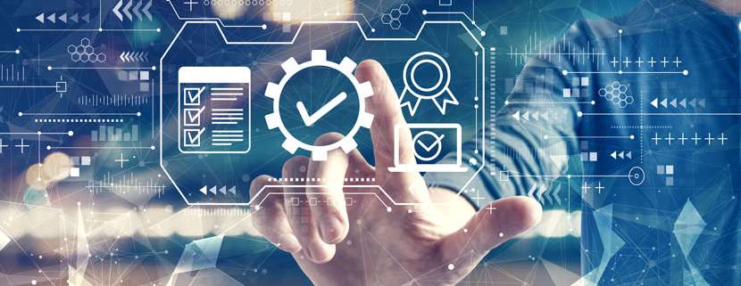 Finger tippt Zahnrad mit Haken an