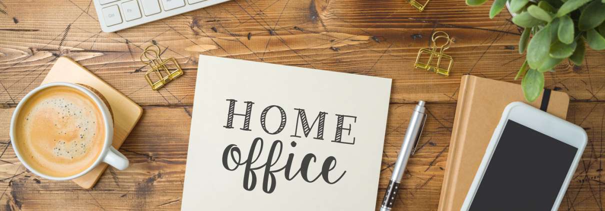 Tisch mit Kaffee, Handy, Tastatur und Postit Home Office