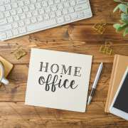 Tisch mit Kaffee, Handy, Tastatur und Postit Home Office