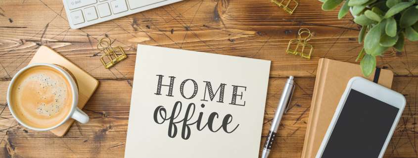 Tisch mit Kaffee, Handy, Tastatur und Postit Home Office