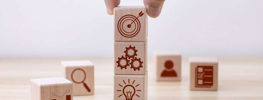 Würfel, drei übereinander oberstes mit Ziel Piktogramm