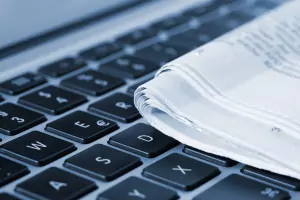 Eine Zeitung und ein Computer