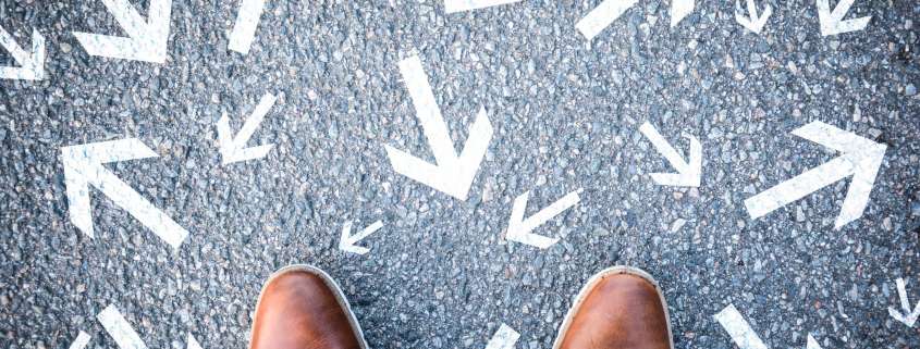 Füße stehen vor Pfeilen