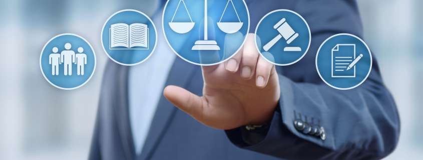 Mann tippt auf Piktogramm Waage (Gesetz)