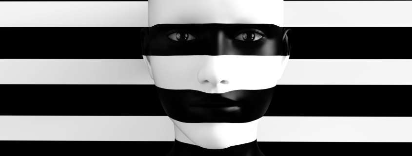 Schwarz weiß gestreift - Frau verschwindet mit Hintergrund