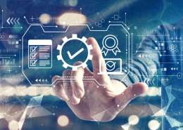 Finger tippt Zahnrad mit Haken an