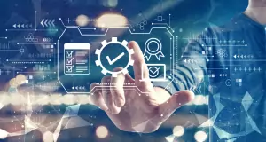 Finger tippt Zahnrad mit Haken an