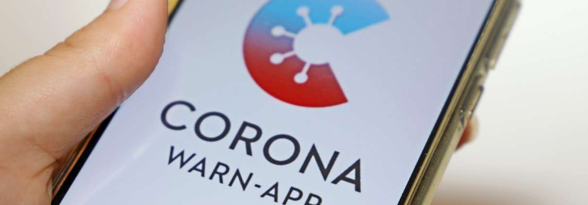 Handy mit Corona Warn-App