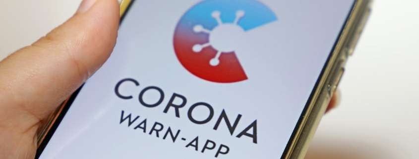 Handy mit Corona Warn-App