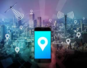 Handy vor Skyline mit Wlan zeichen