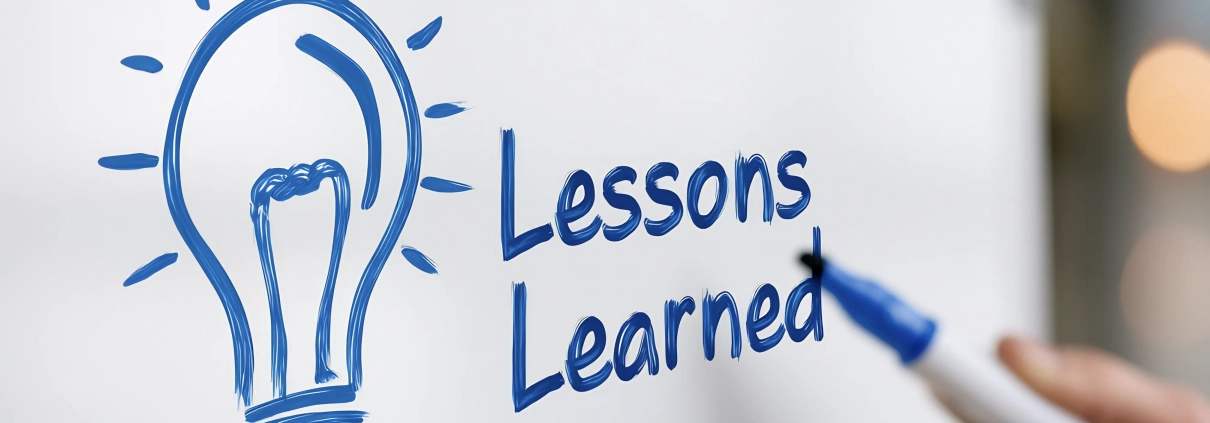 Whiteboard mit Glühbirne und Text Lessons Learned
