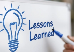 Whiteboard mit Glühbirne und Text Lessons Learned