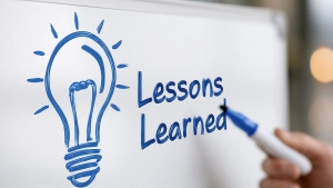 Whiteboard mit Glühbirne und Text Lessons Learned