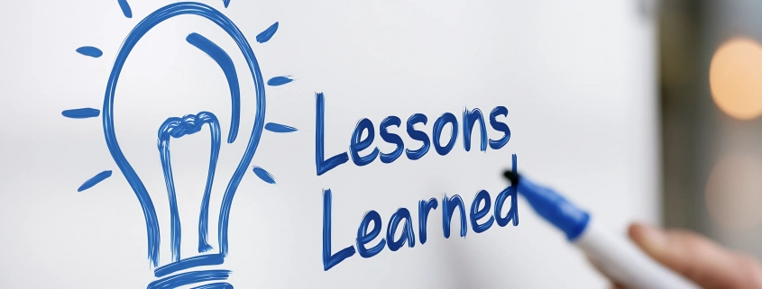 Whiteboard mit Glühbirne und Text Lessons Learned